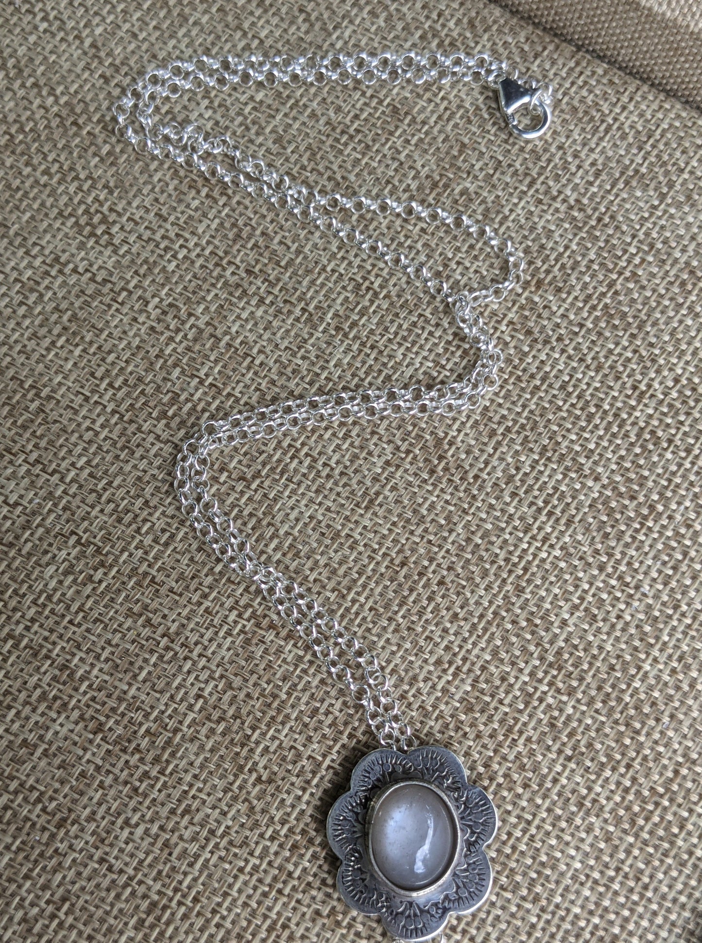 Colgante de flor de piedra lunar gris (MTO)
