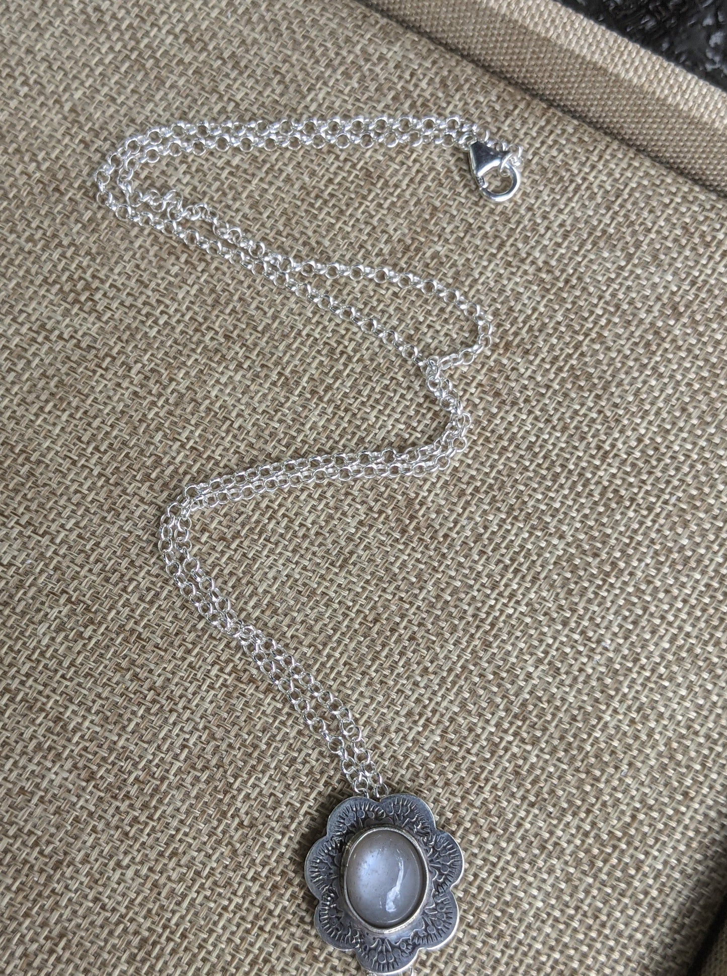 Colgante de flor de piedra lunar gris (MTO)