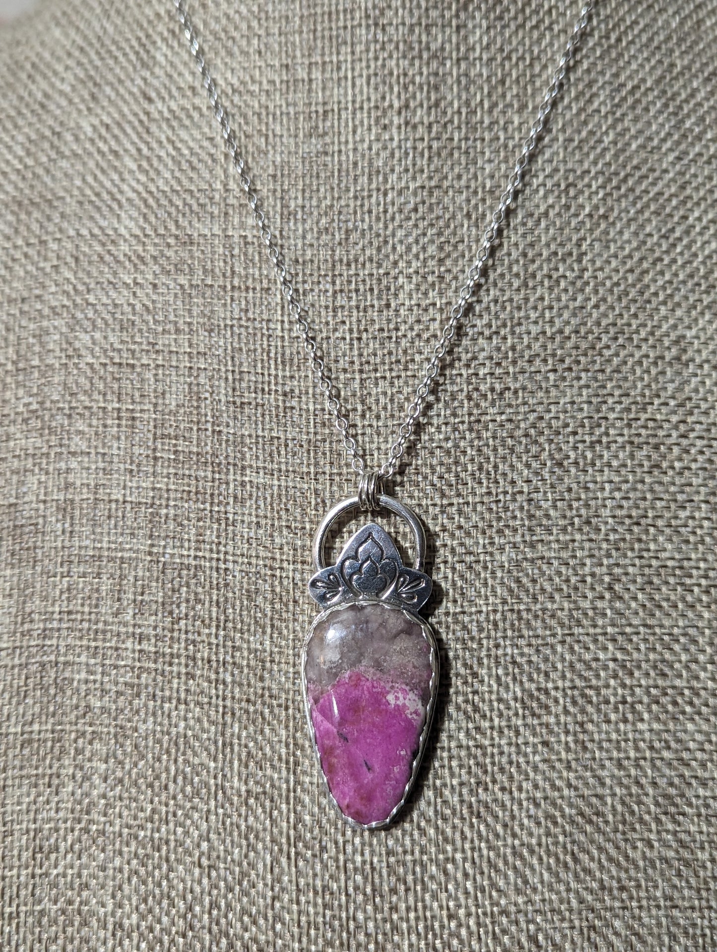 Cobalto Calcite Stamped Sterling Silver Necklace