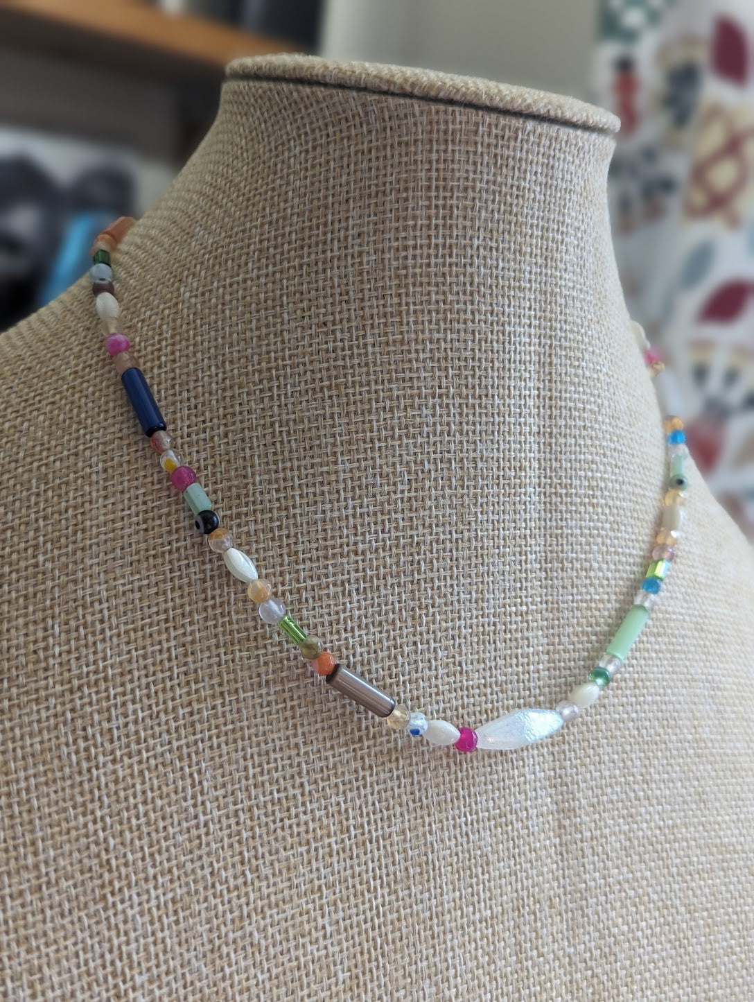Collar corto de cuentas de vidrio multicolor
