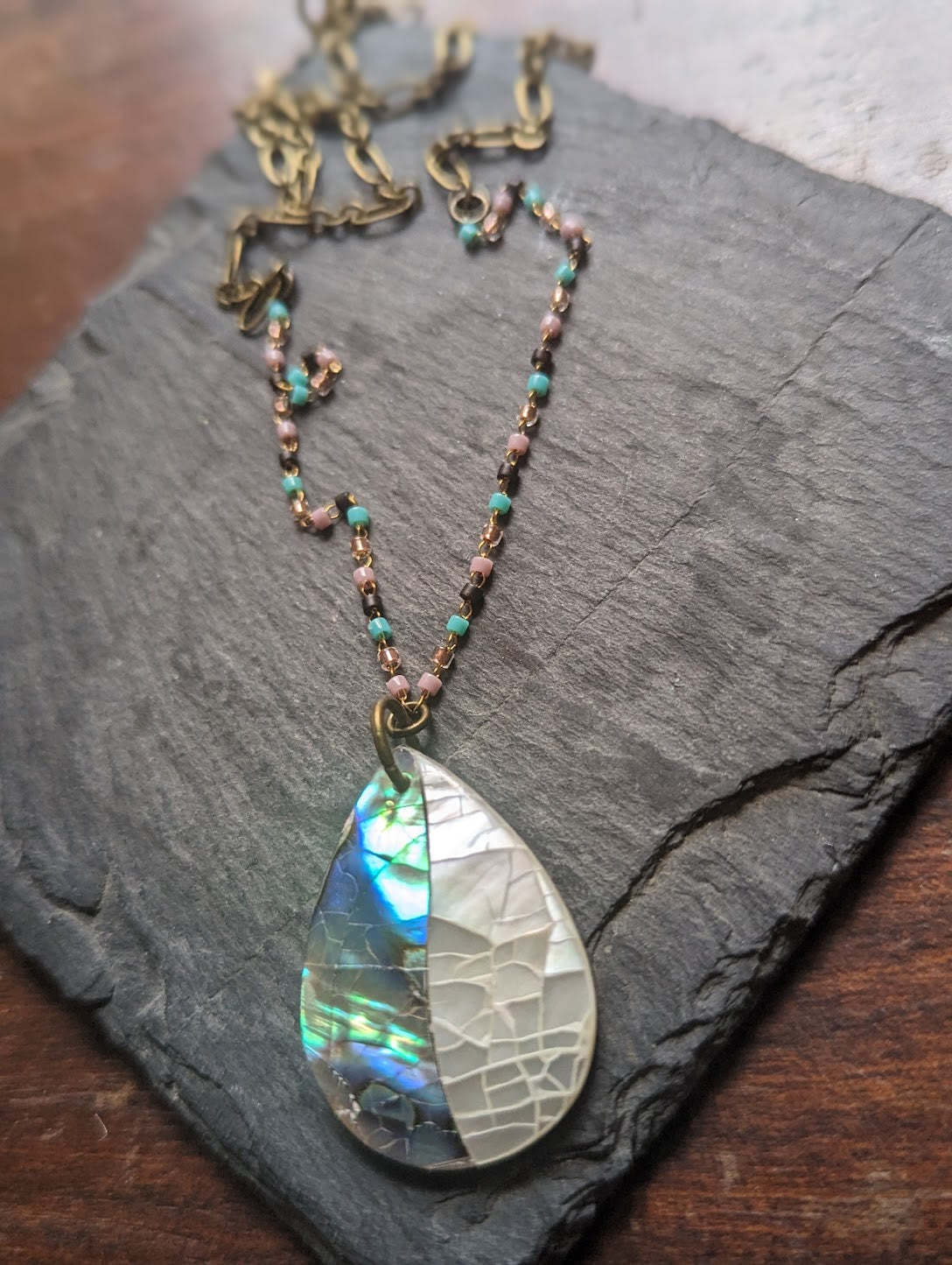 Collar de latón con forma de lágrima de abulón y nácar