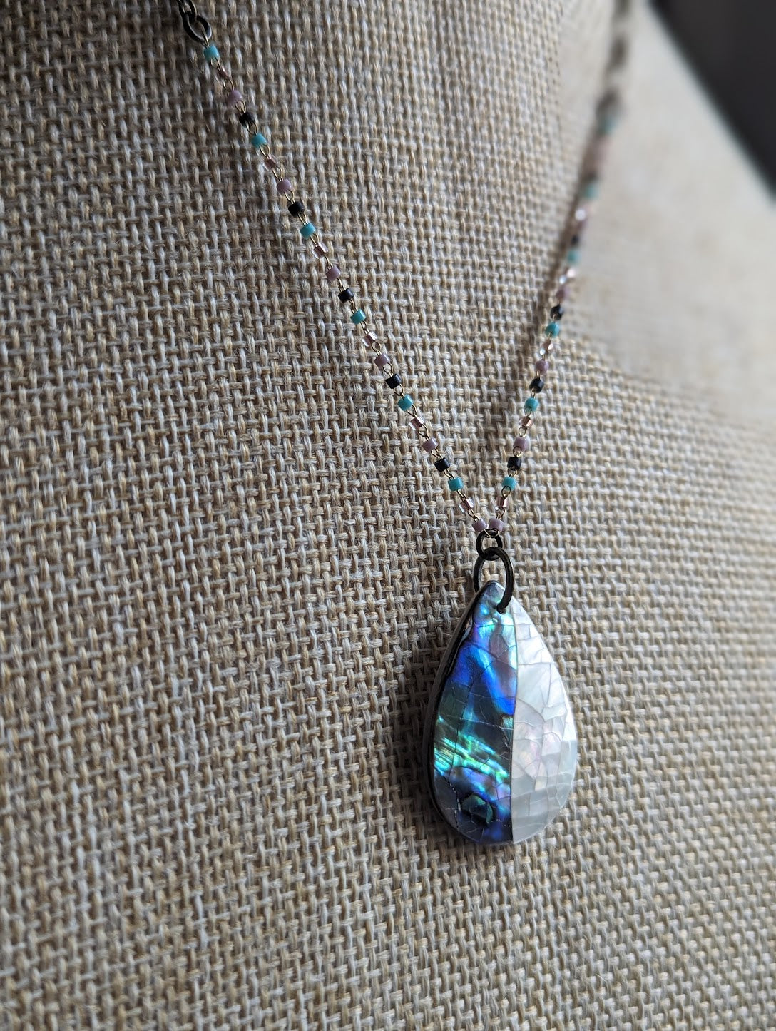 Collar de latón con forma de lágrima de abulón y nácar