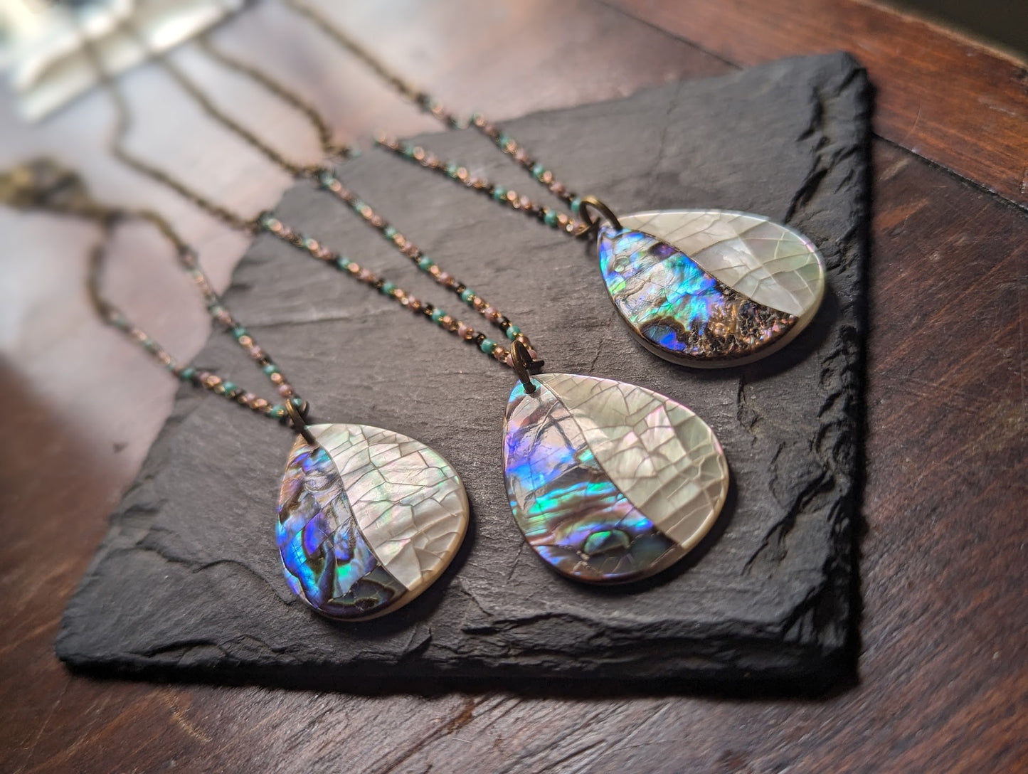 Collar de latón con forma de lágrima de abulón y nácar