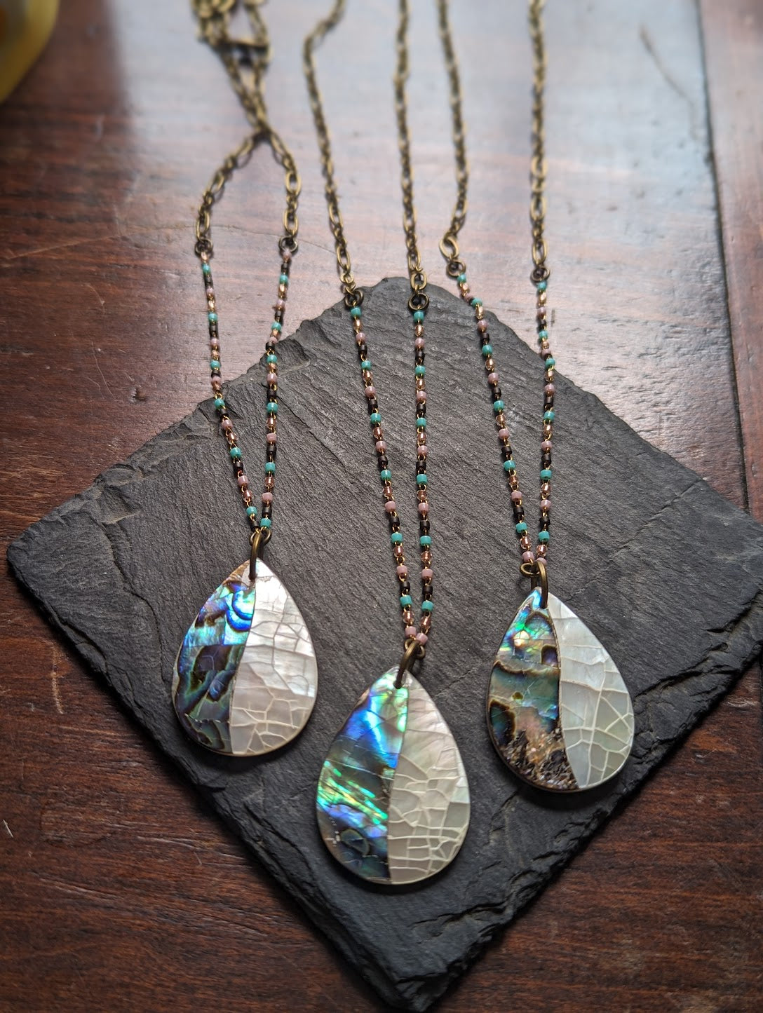 Collar de latón con forma de lágrima de abulón y nácar