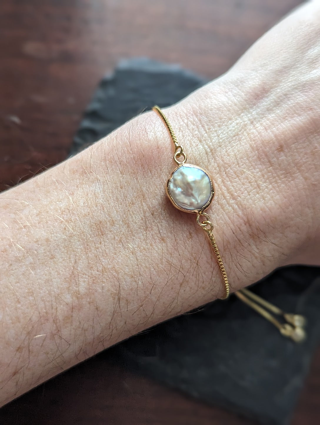 Pulsera deslizante de oro con perla de agua dulce rosa
