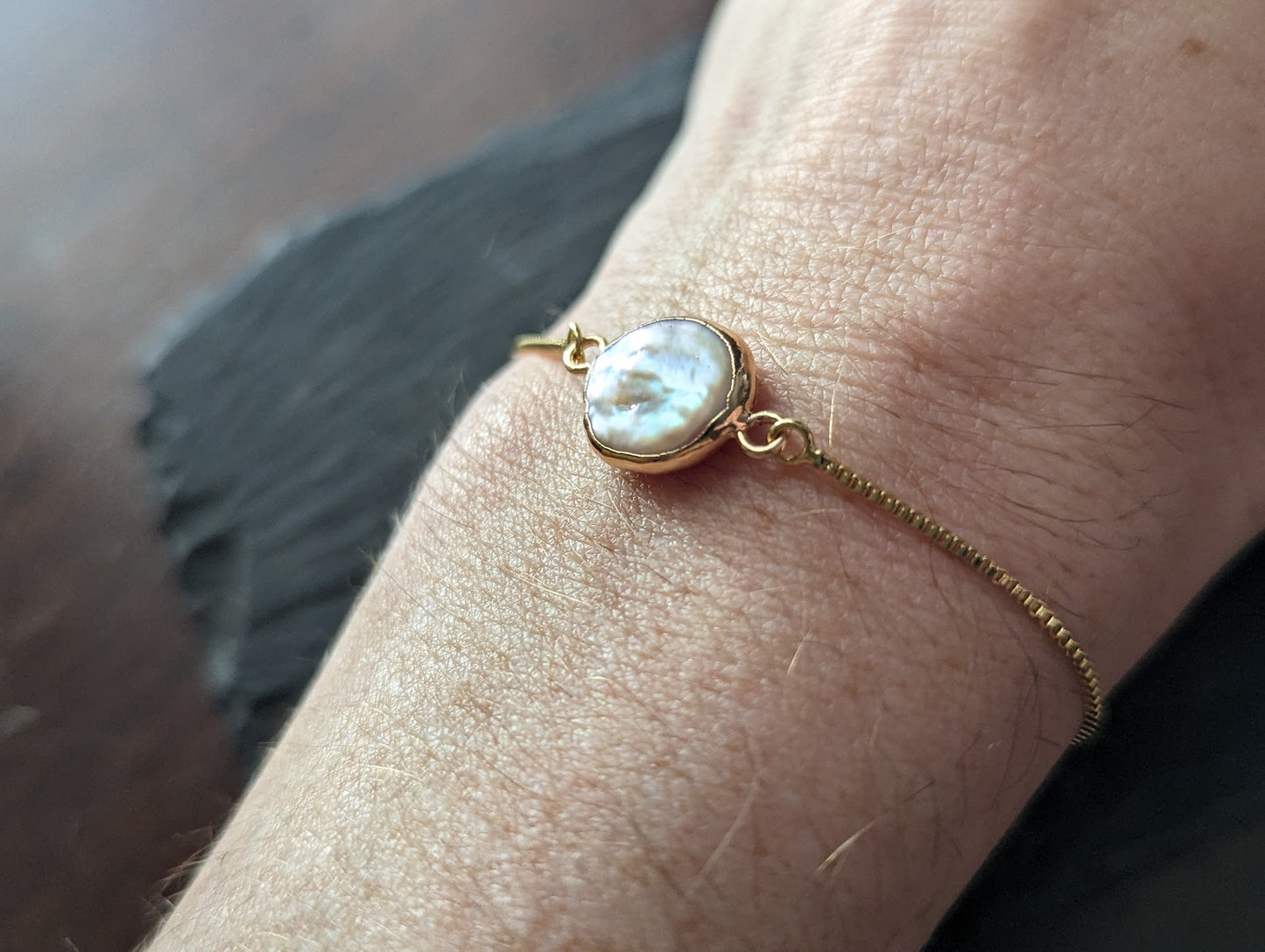 Pulsera deslizante de oro con perla de agua dulce rosa