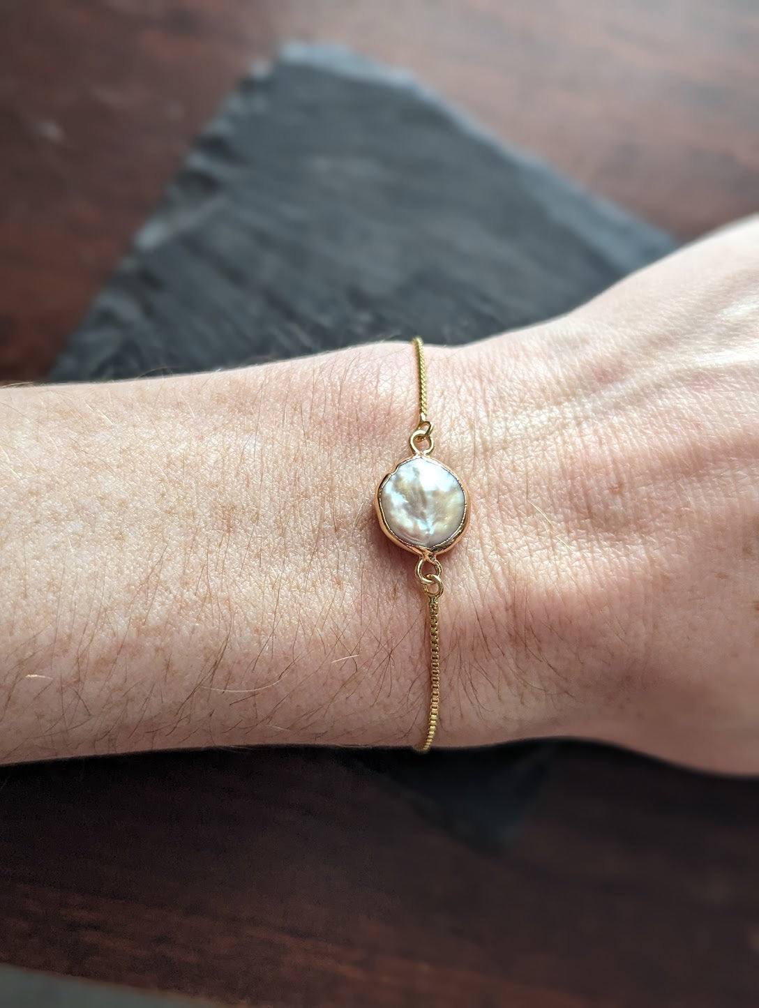 Pulsera deslizante de oro con perla de agua dulce rosa