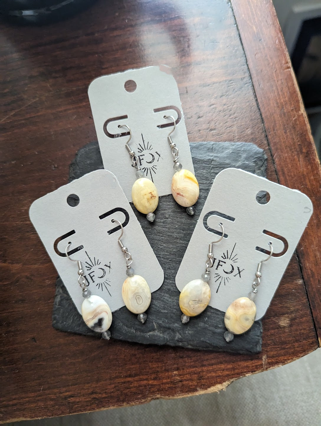 Pendientes ovalados de ágata con encaje loco