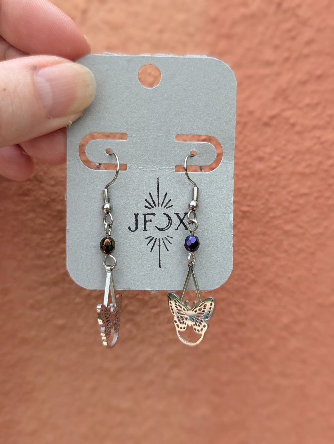 Pendientes de mariposa con forma de lágrima (disponibles en plata y oro)