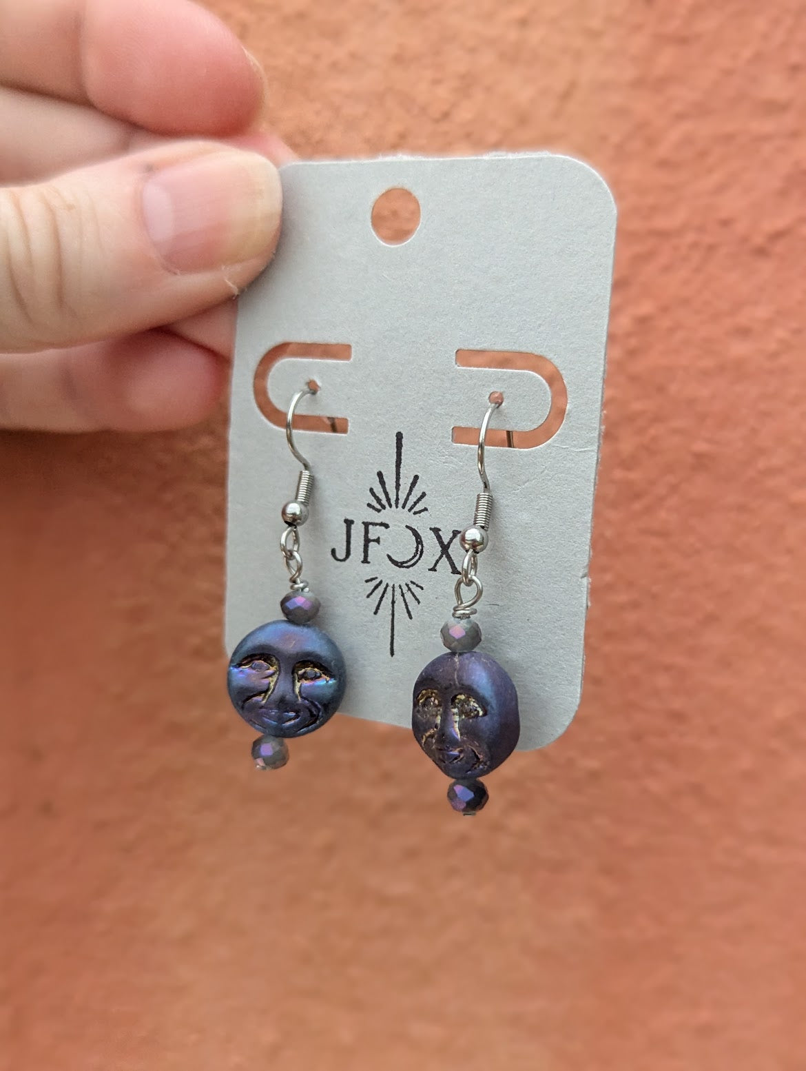 Pendientes metálicos de luna llena en azul oscuro y morado