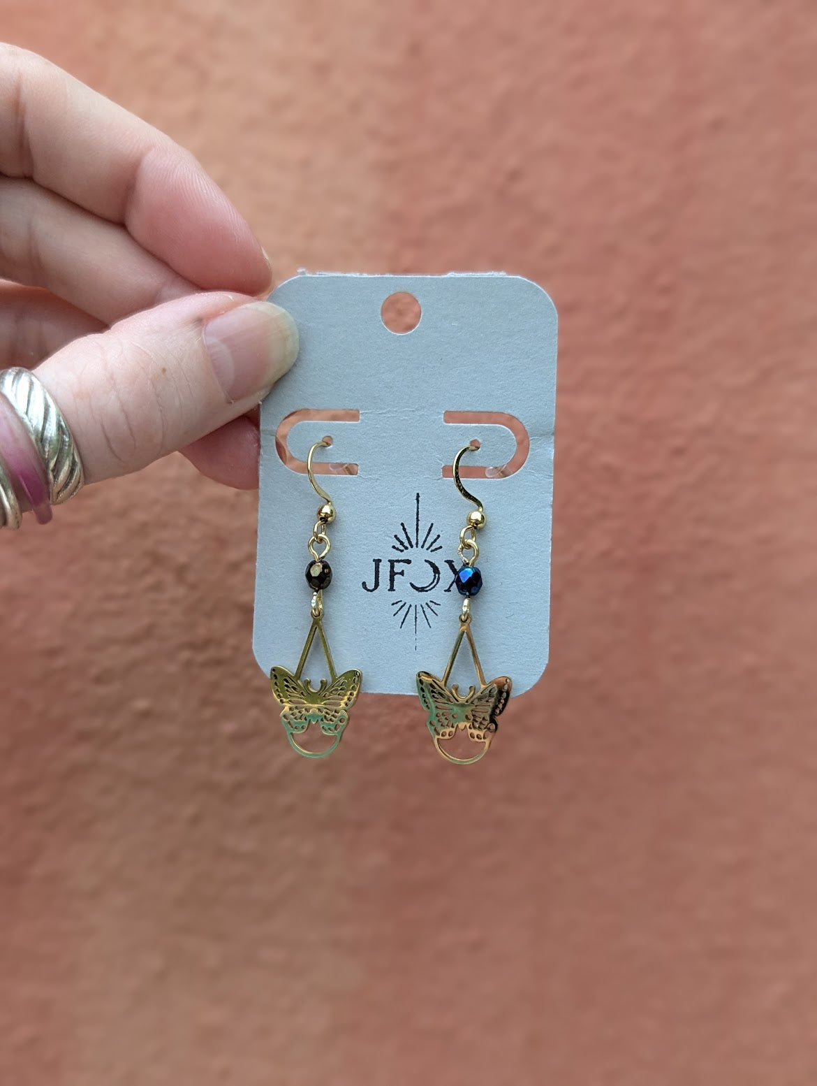 Pendientes de mariposa con forma de lágrima (disponibles en plata y oro)