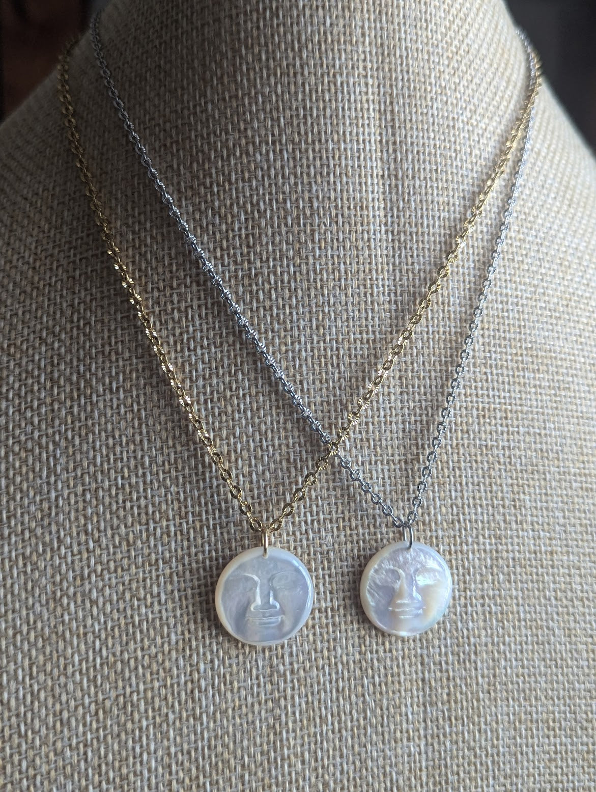Collar de luna llena de nácar tallado (oro o plata)