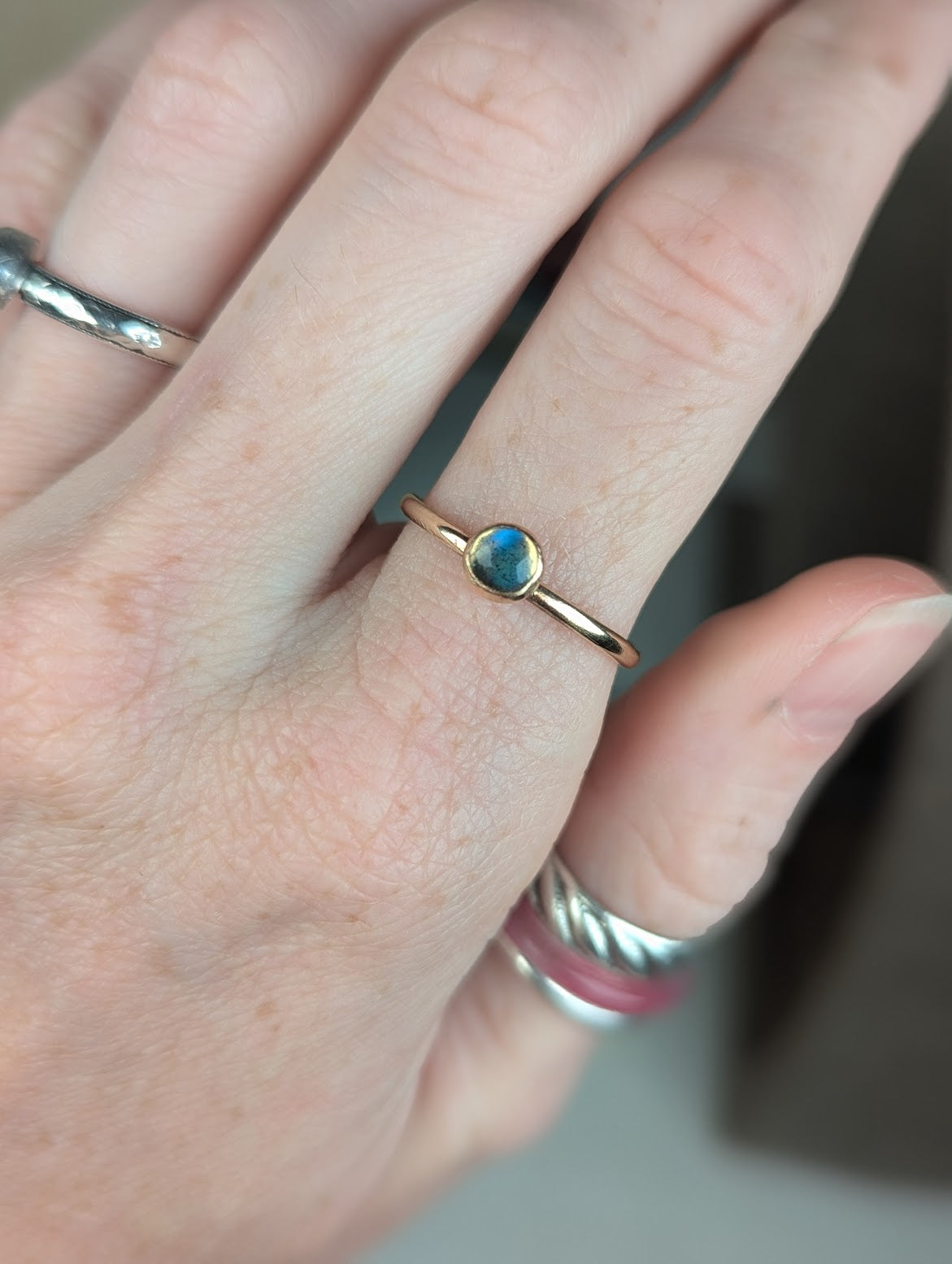Anillo apilable de labradorita de 5 mm y 14 kGF (varios tamaños disponibles)