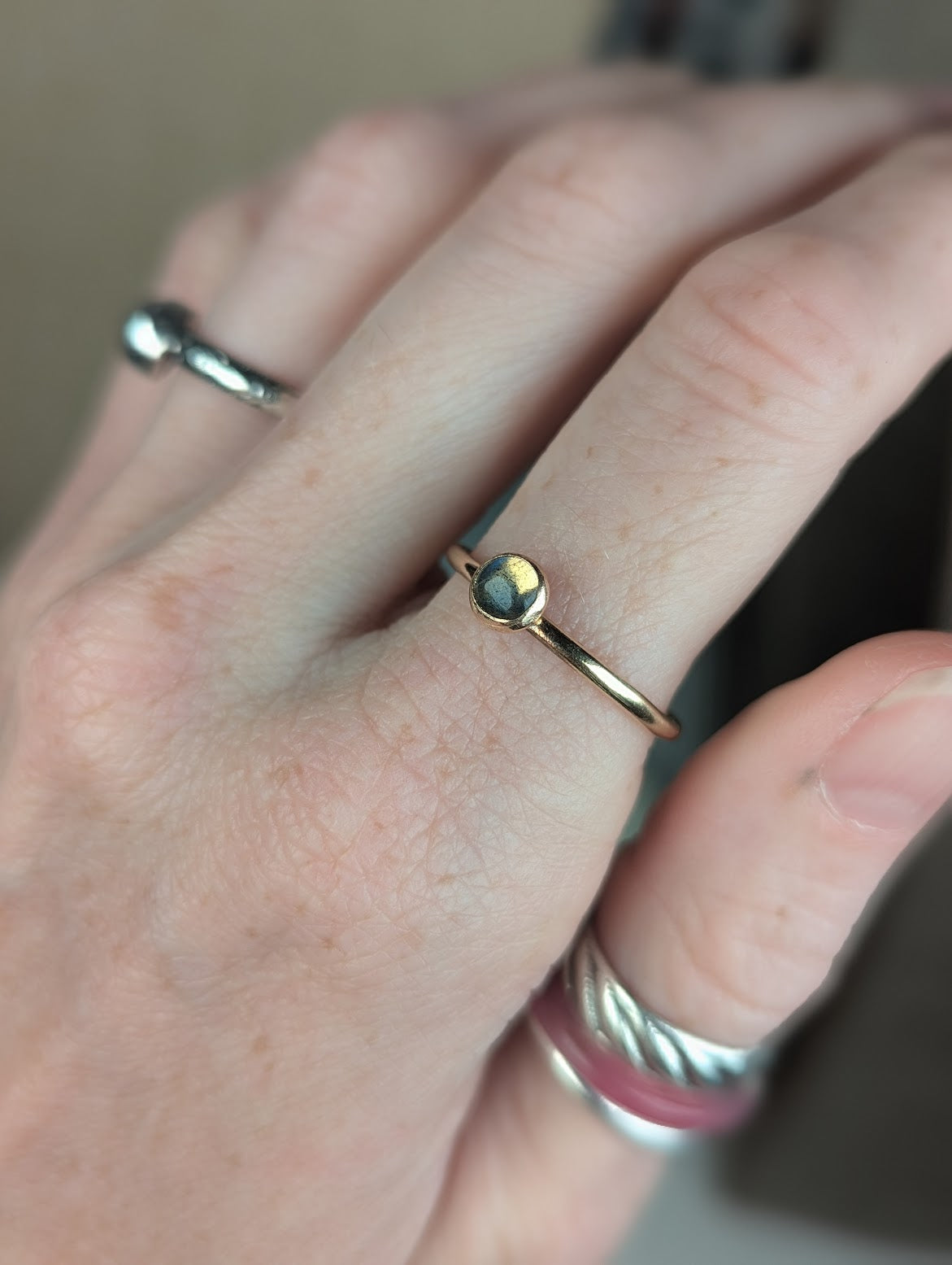 Anillo apilable de labradorita de 5 mm y 14 kGF (varios tamaños disponibles)