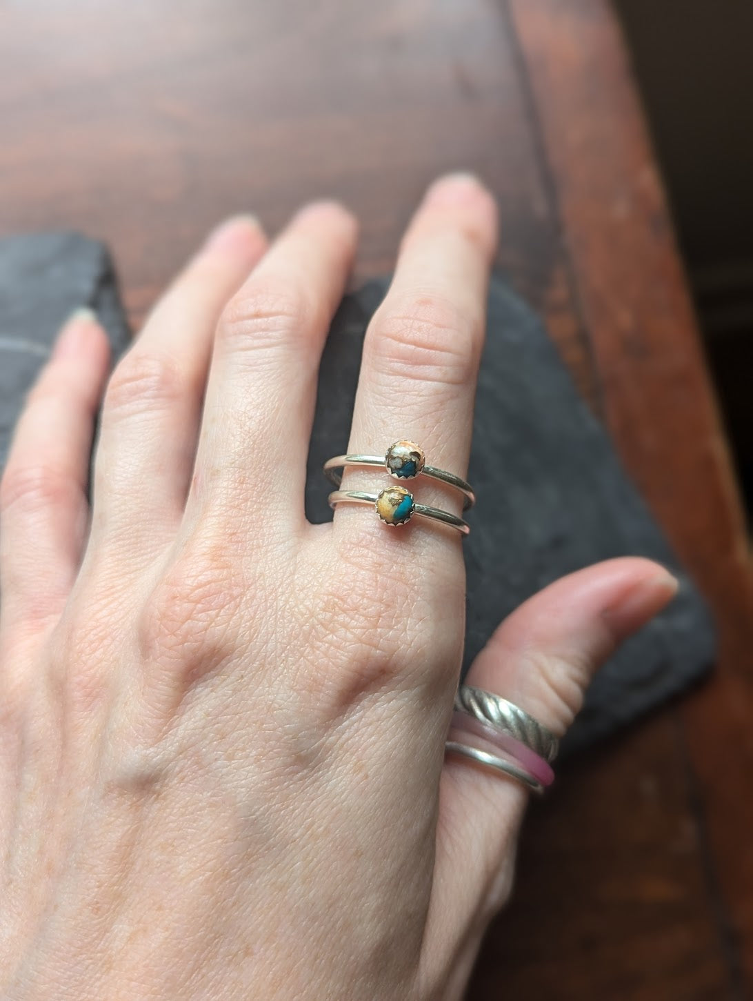 Anillo apilable de plata de ley con ostra espinosa de 5 mm