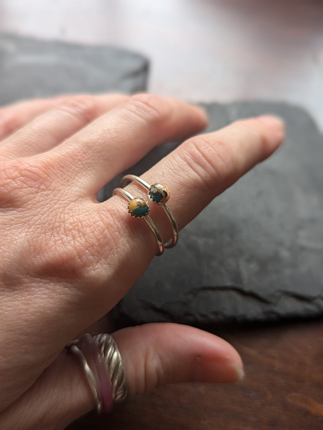 Anillo apilable de plata de ley con ostra espinosa de 5 mm