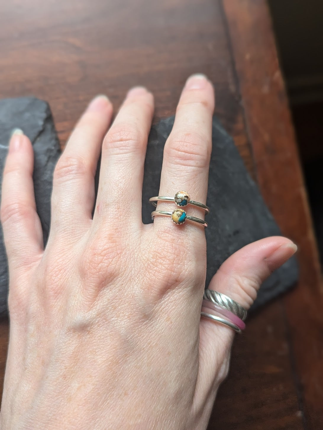 Anillo apilable de plata de ley con ostra espinosa de 5 mm