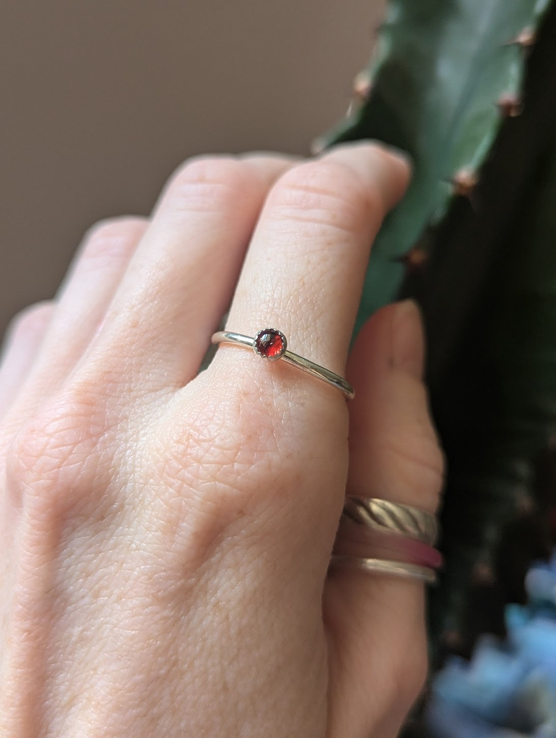 Anillo apilable de plata de ley con granate de 4 mm (MTO) (varios tamaños disponibles)