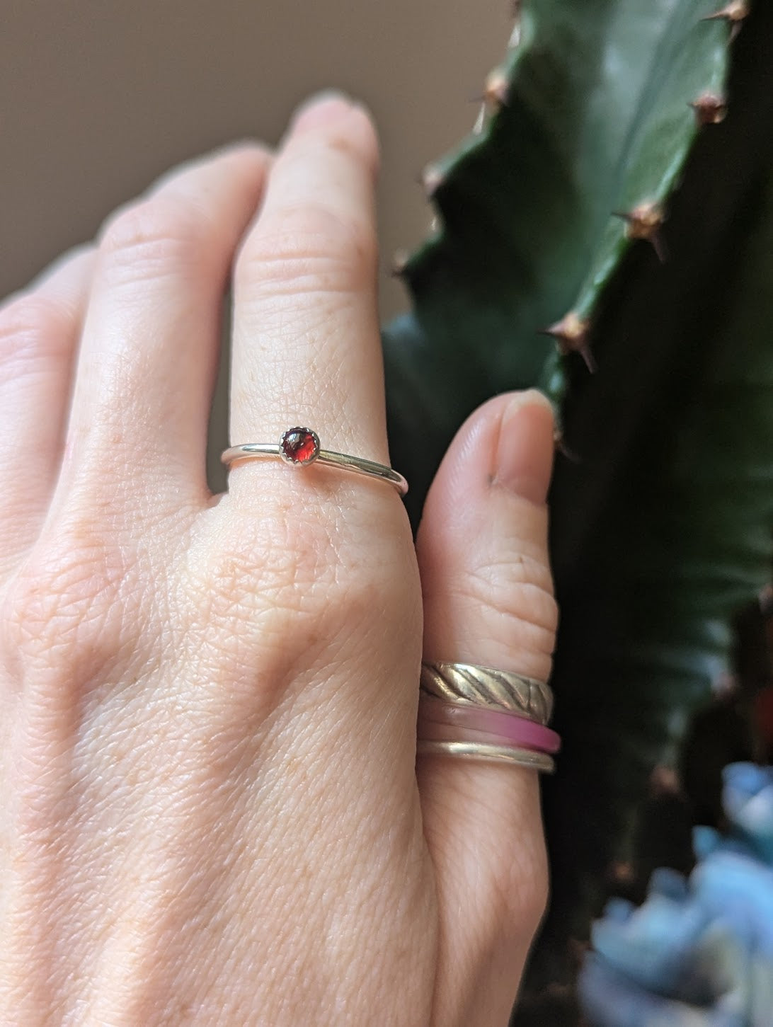 Anillo apilable de plata de ley con granate de 4 mm (MTO) (varios tamaños disponibles)