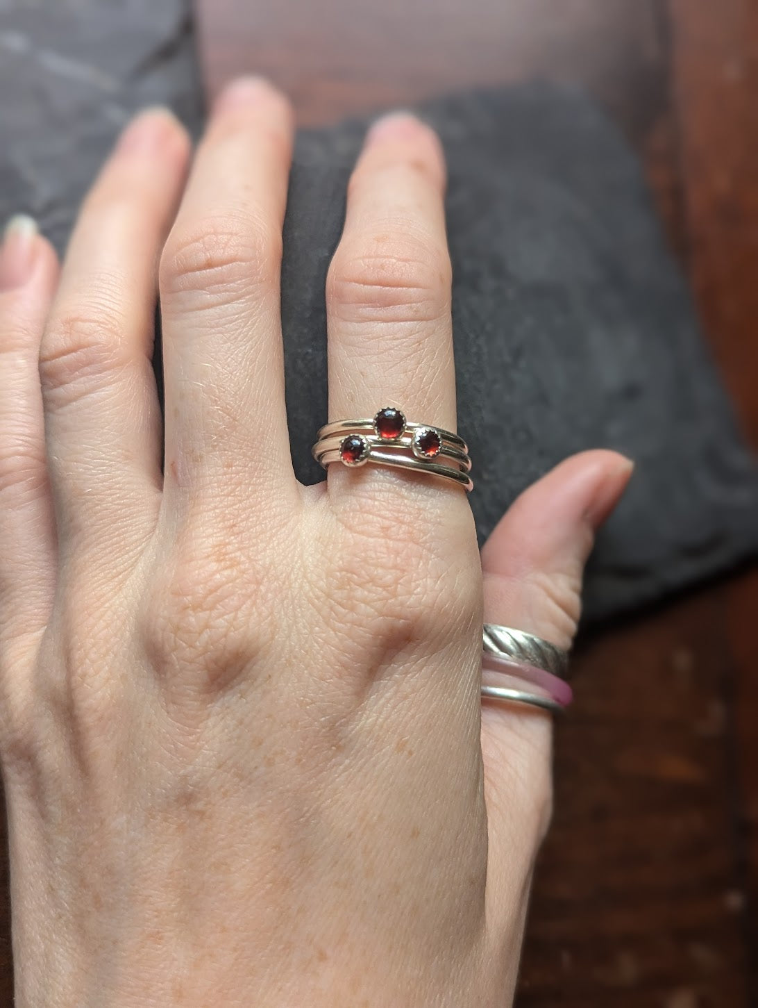Anillo apilable de plata de ley con granate de 4 mm (MTO) (varios tamaños disponibles)