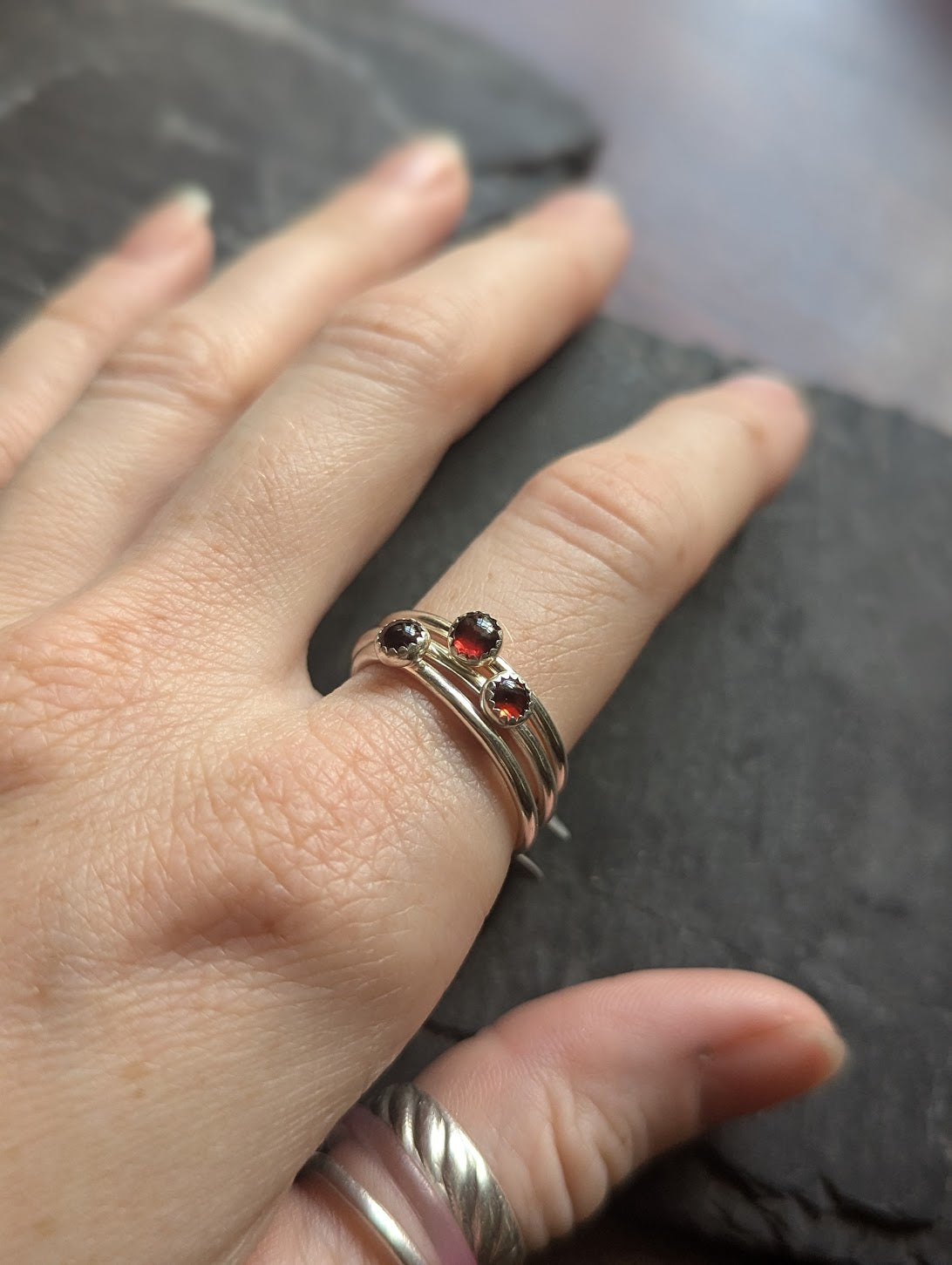 Anillo apilable de plata de ley con granate de 4 mm (MTO) (varios tamaños disponibles)