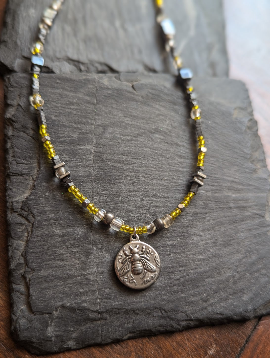 Collar de abejorro con cuentas amarillas y hematita