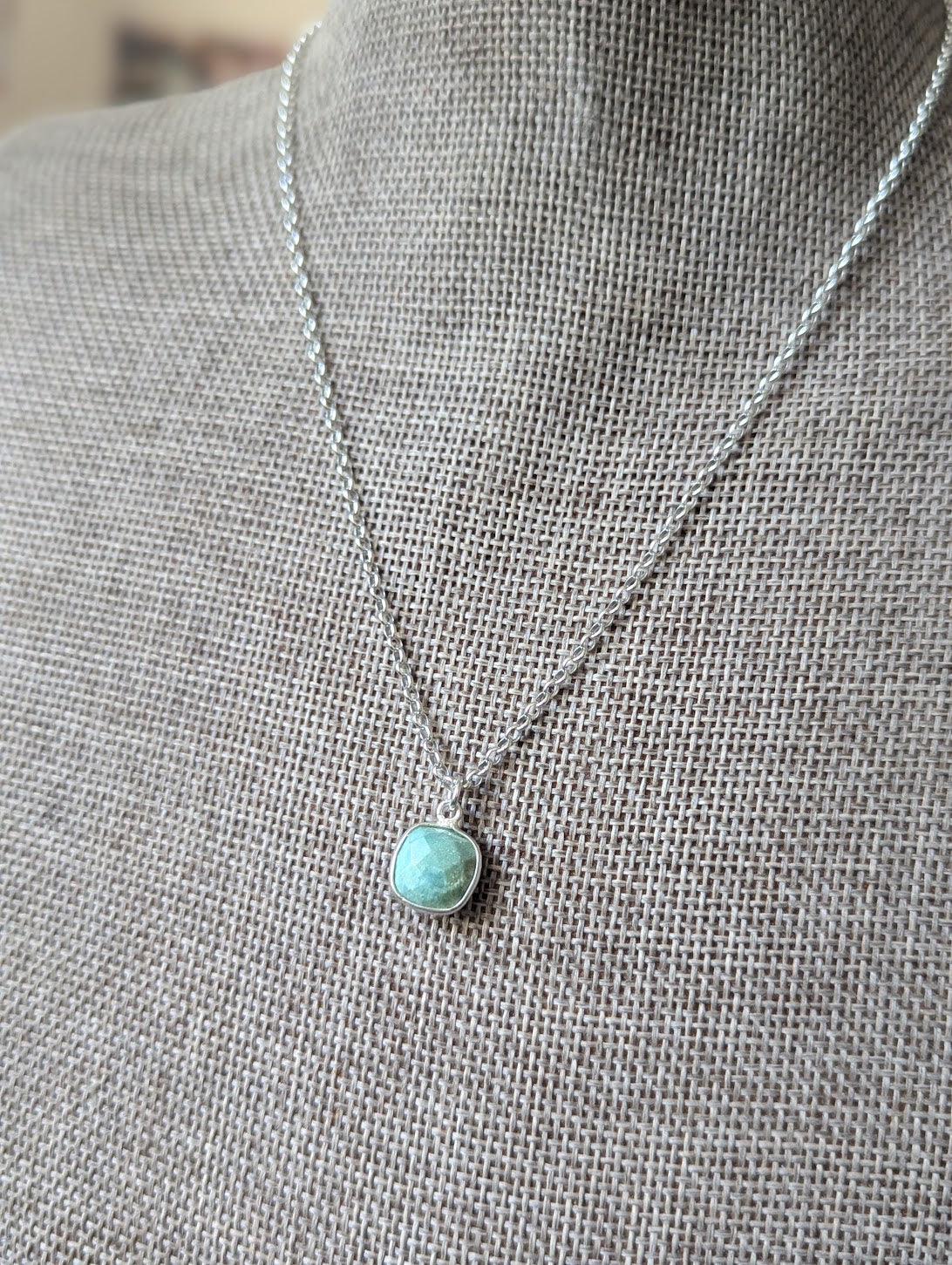 Collar de plata de ley con crisoprasa facetada