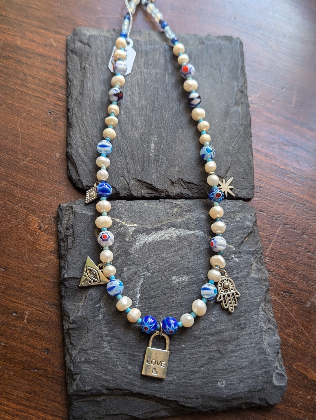 Collar con dije de filigrana de perlas de agua dulce y vidrio azul