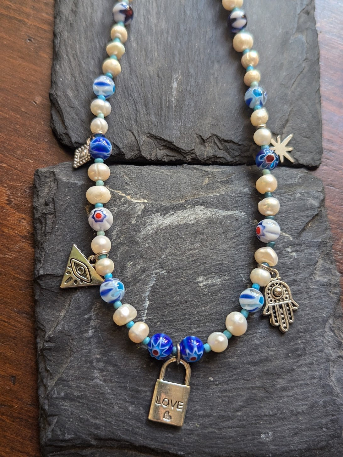 Collar con dije de filigrana de perlas de agua dulce y vidrio azul