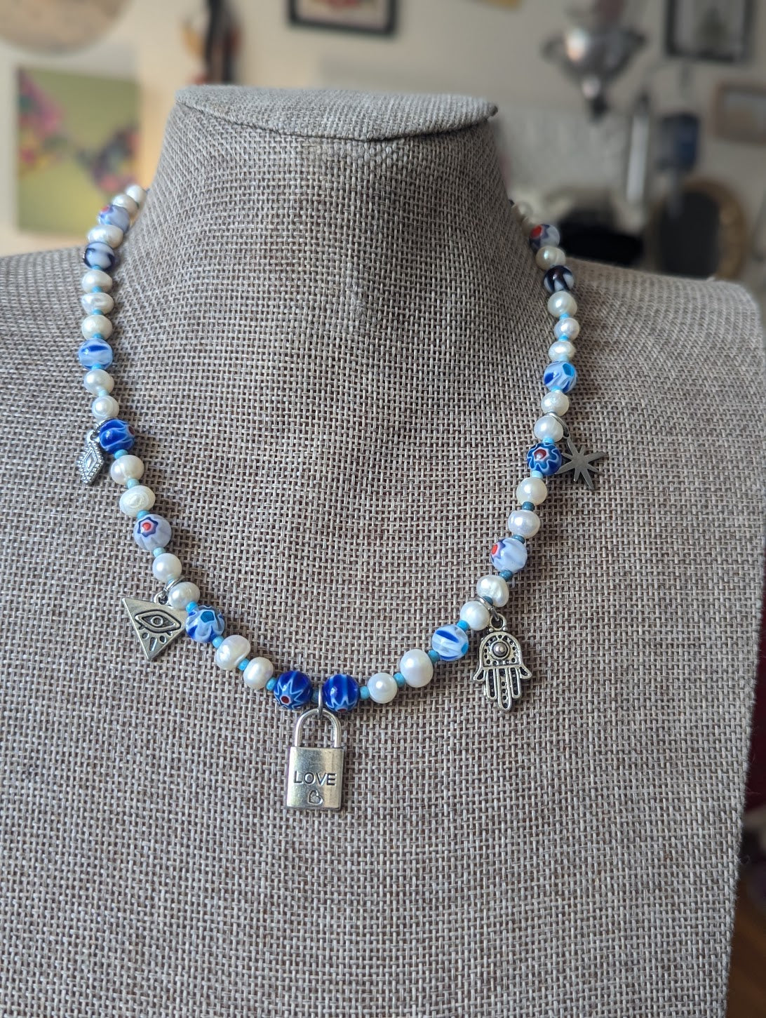 Collar con dije de filigrana de perlas de agua dulce y vidrio azul