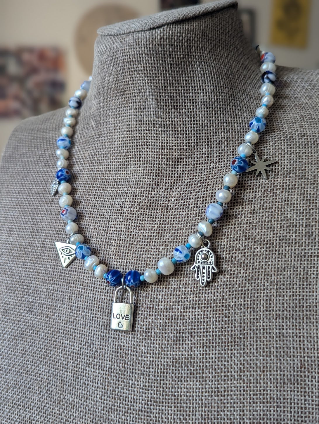 Collar con dije de filigrana de perlas de agua dulce y vidrio azul