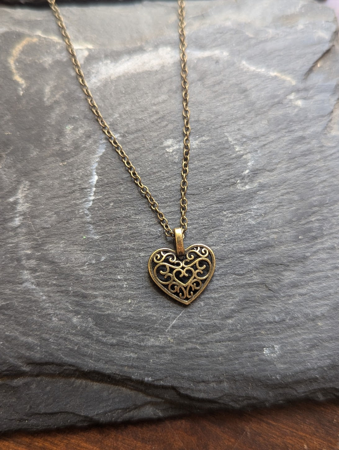 Collar de corazón de latón