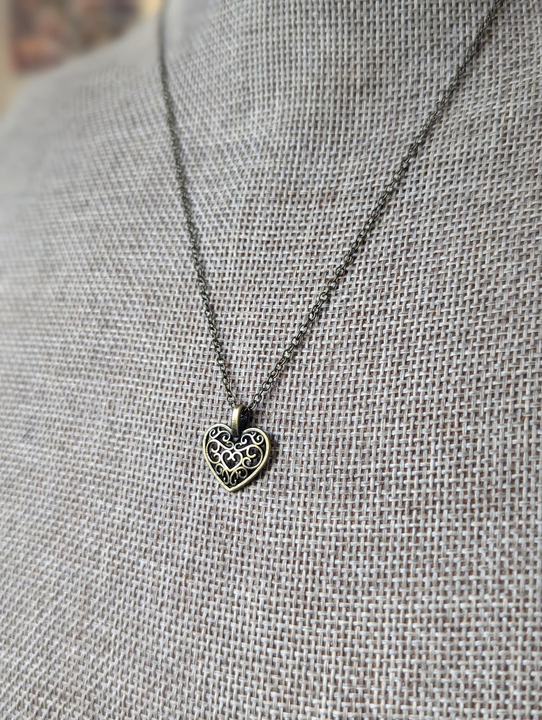 Collar de corazón de latón