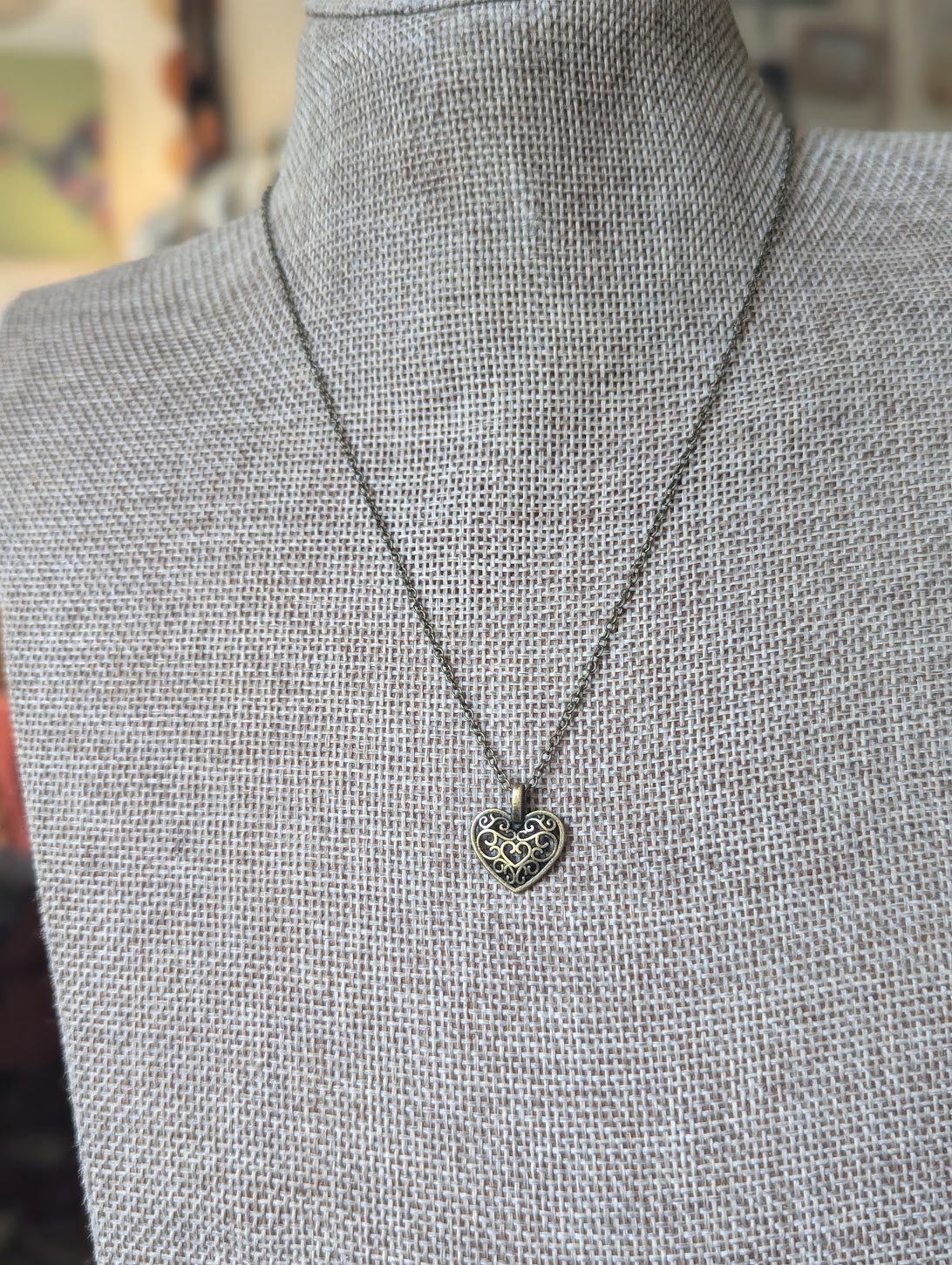 Collar de corazón de latón