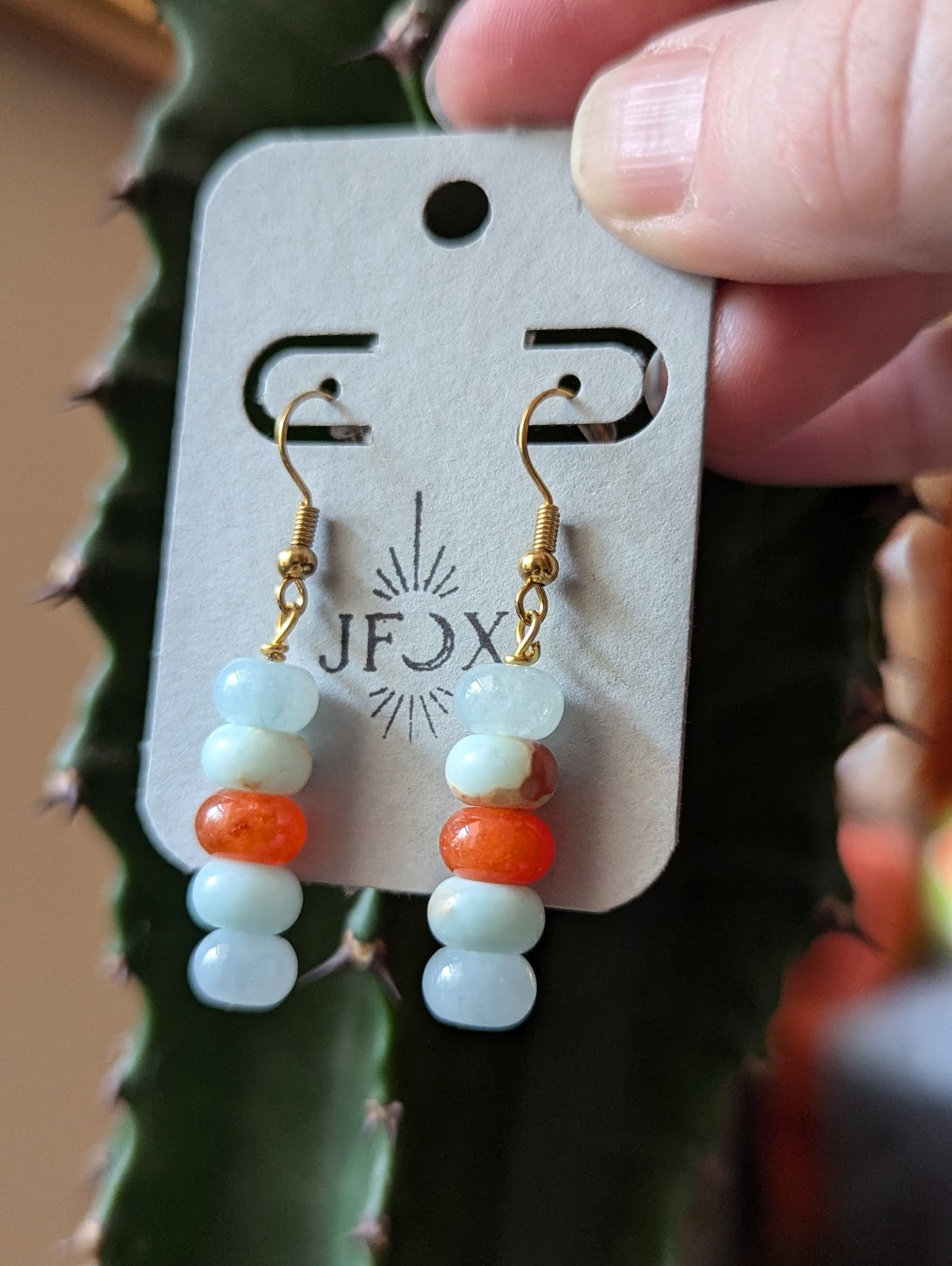 Pendientes colgantes de piedras preciosas azules y rojas
