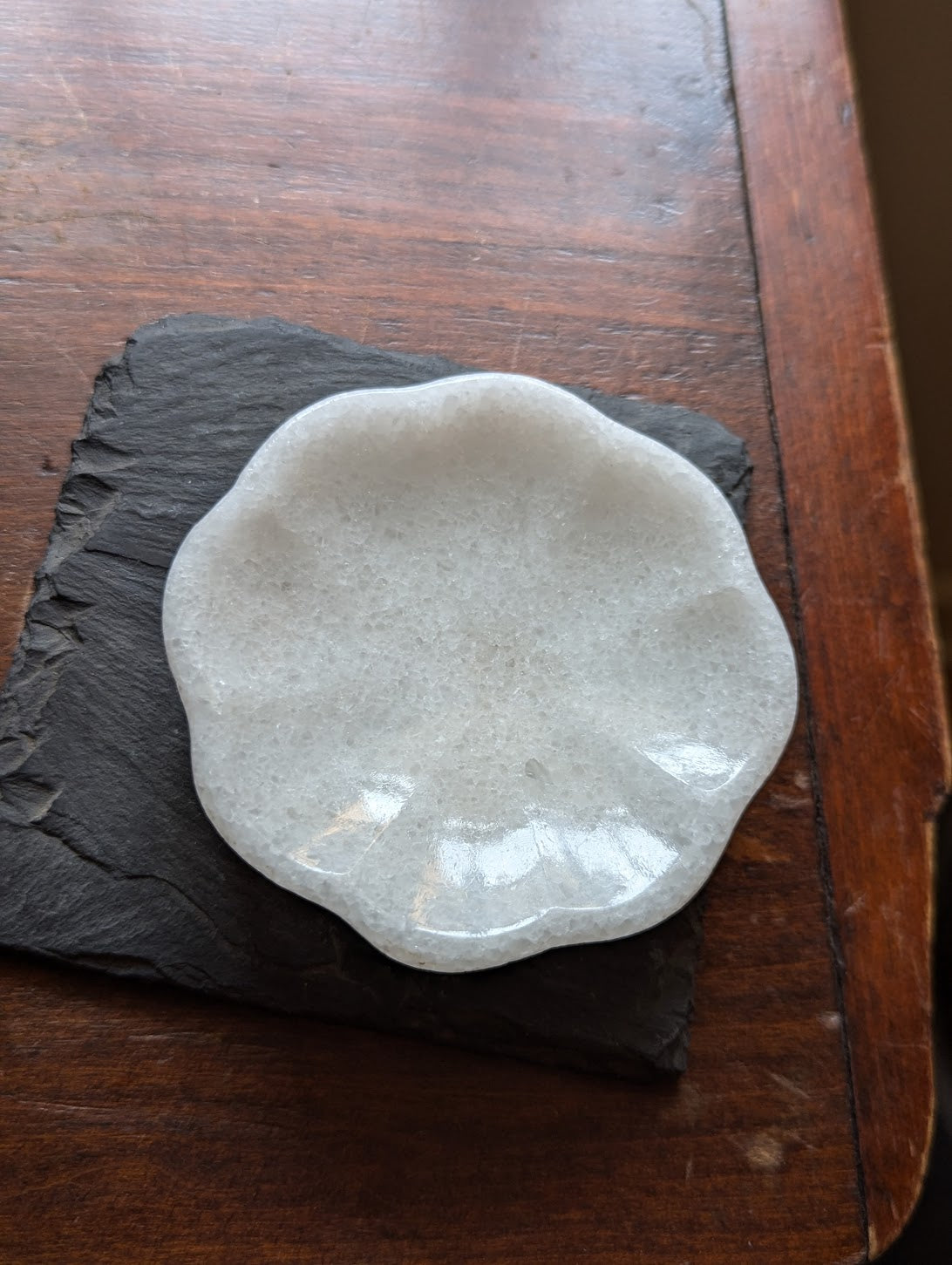 Plato de baratijas con flor de ónix
