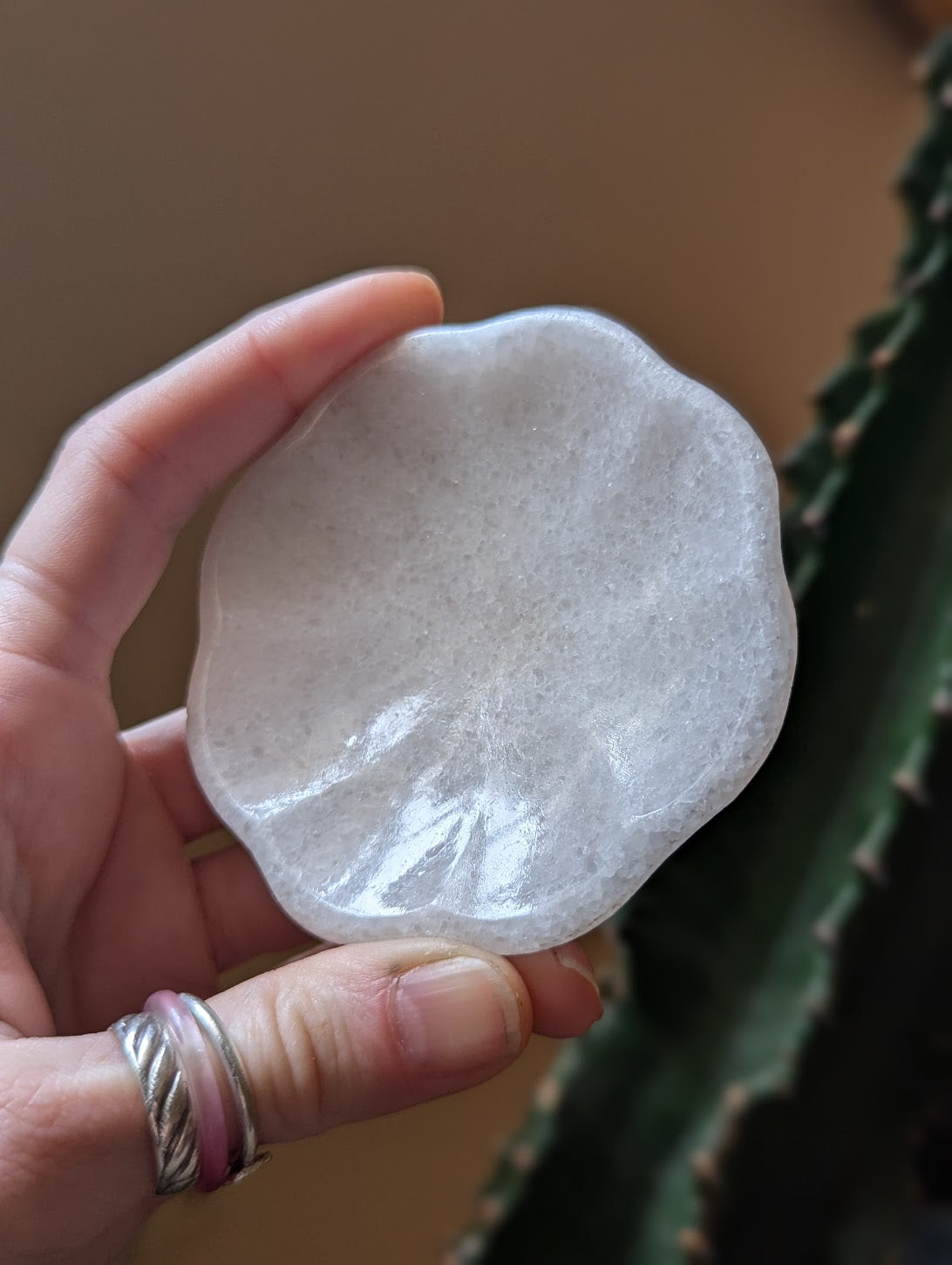 Plato de baratijas con flor de ónix