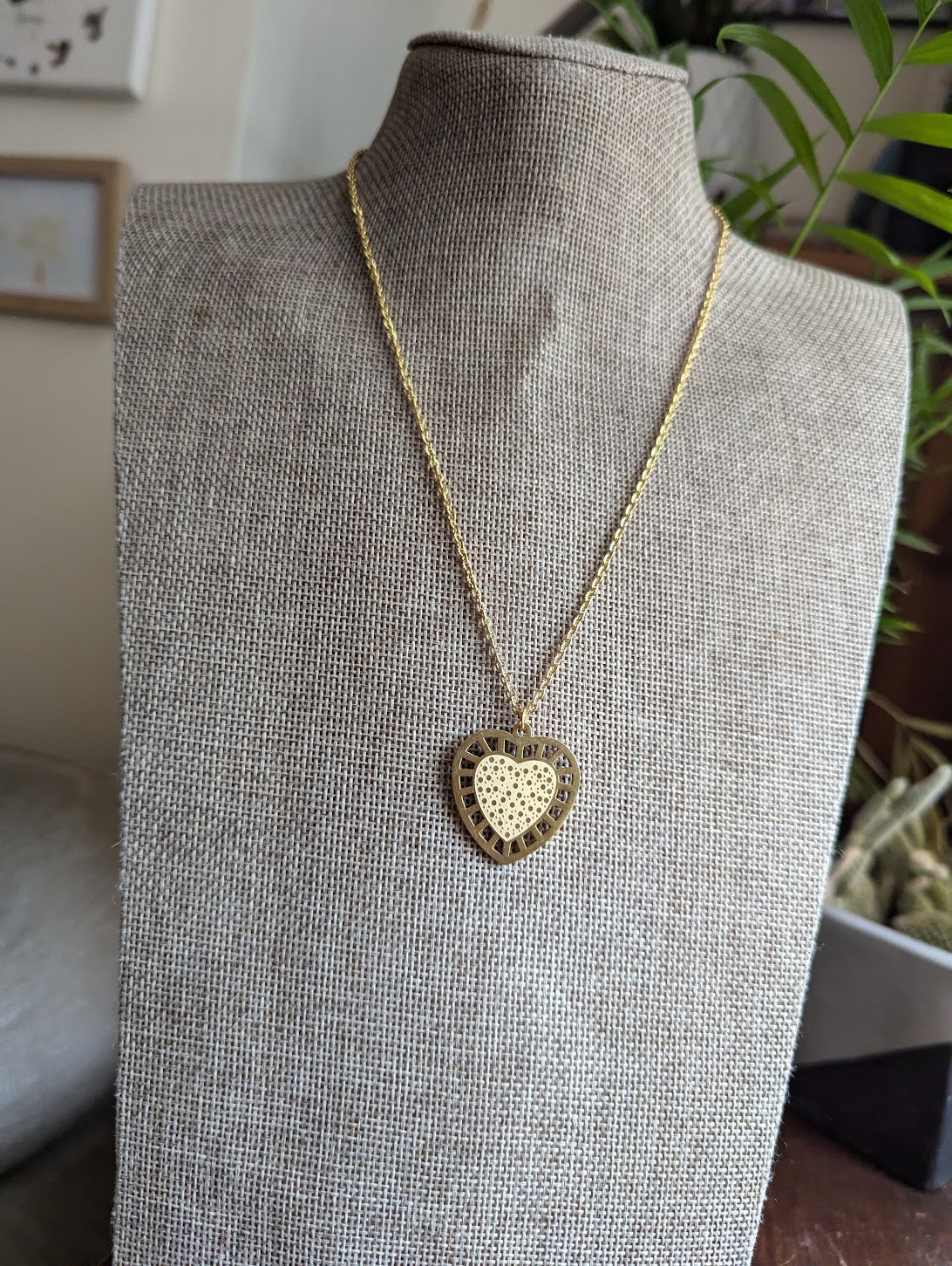 Collar de acero inoxidable con corazón y puntos dorados