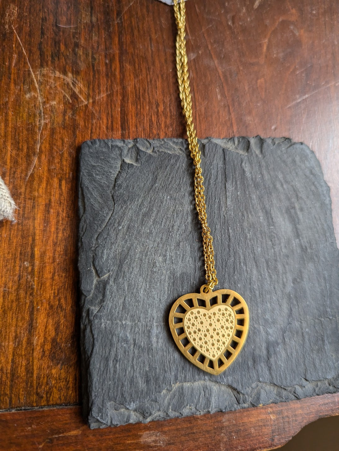 Collar de acero inoxidable con corazón y puntos dorados