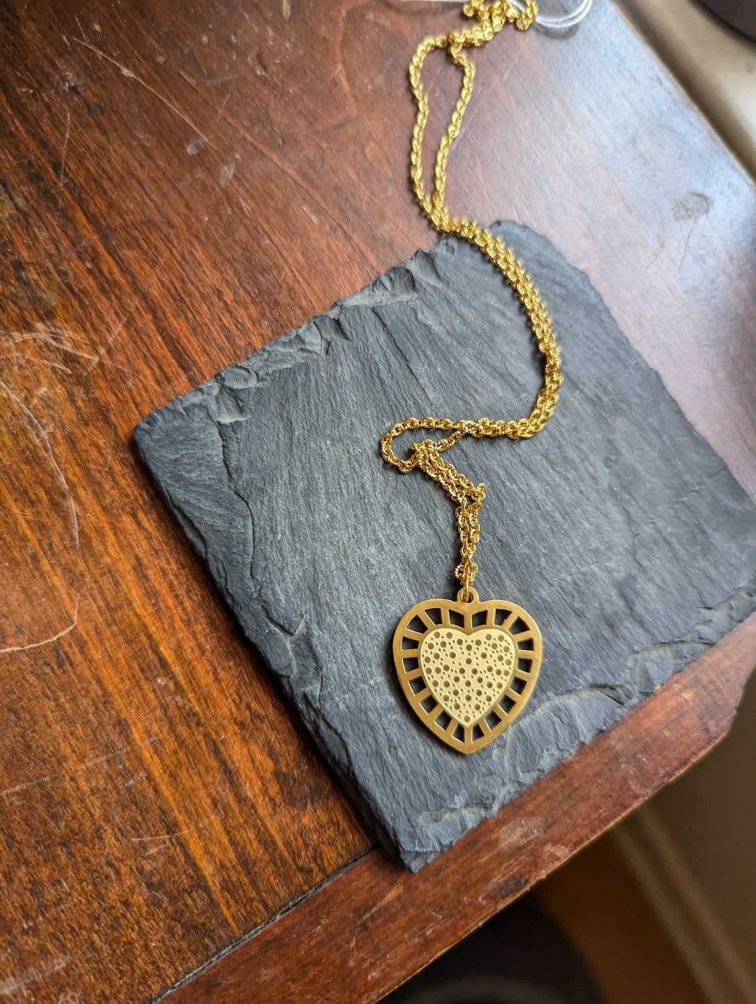 Collar de acero inoxidable con corazón y puntos dorados