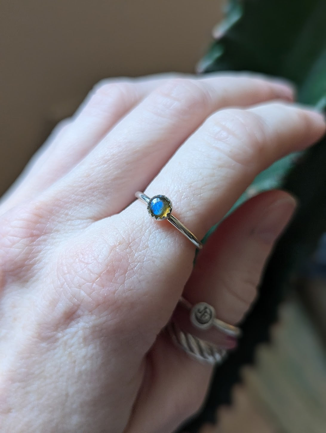 Anillo apilable de plata con labradorita de 5 mm (varios tamaños disponibles)