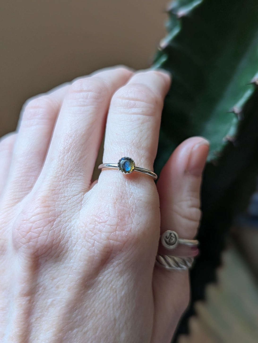 Anillo apilable de plata con labradorita de 5 mm (varios tamaños disponibles)