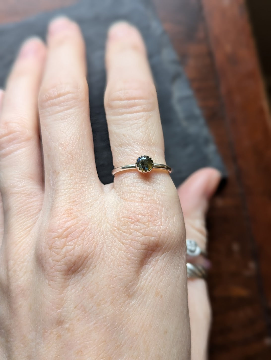 Anillo apilable de plata con labradorita de 5 mm (varios tamaños disponibles)