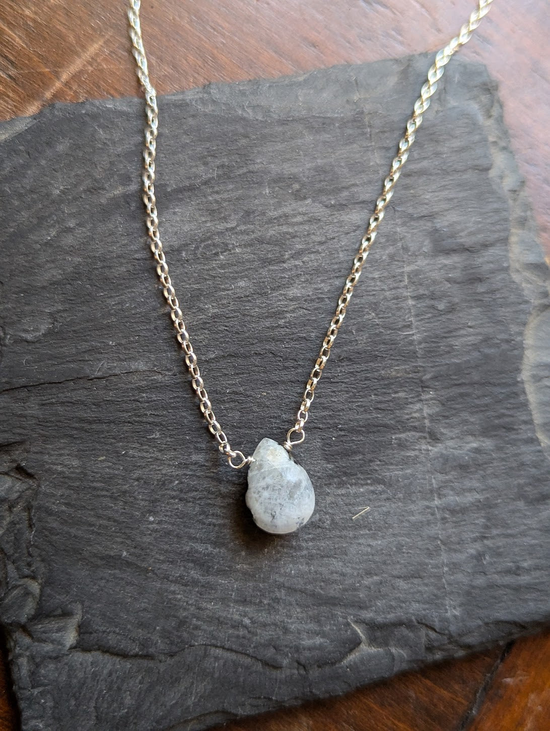 Lágrima de piedra lunar facetada en plata de ley