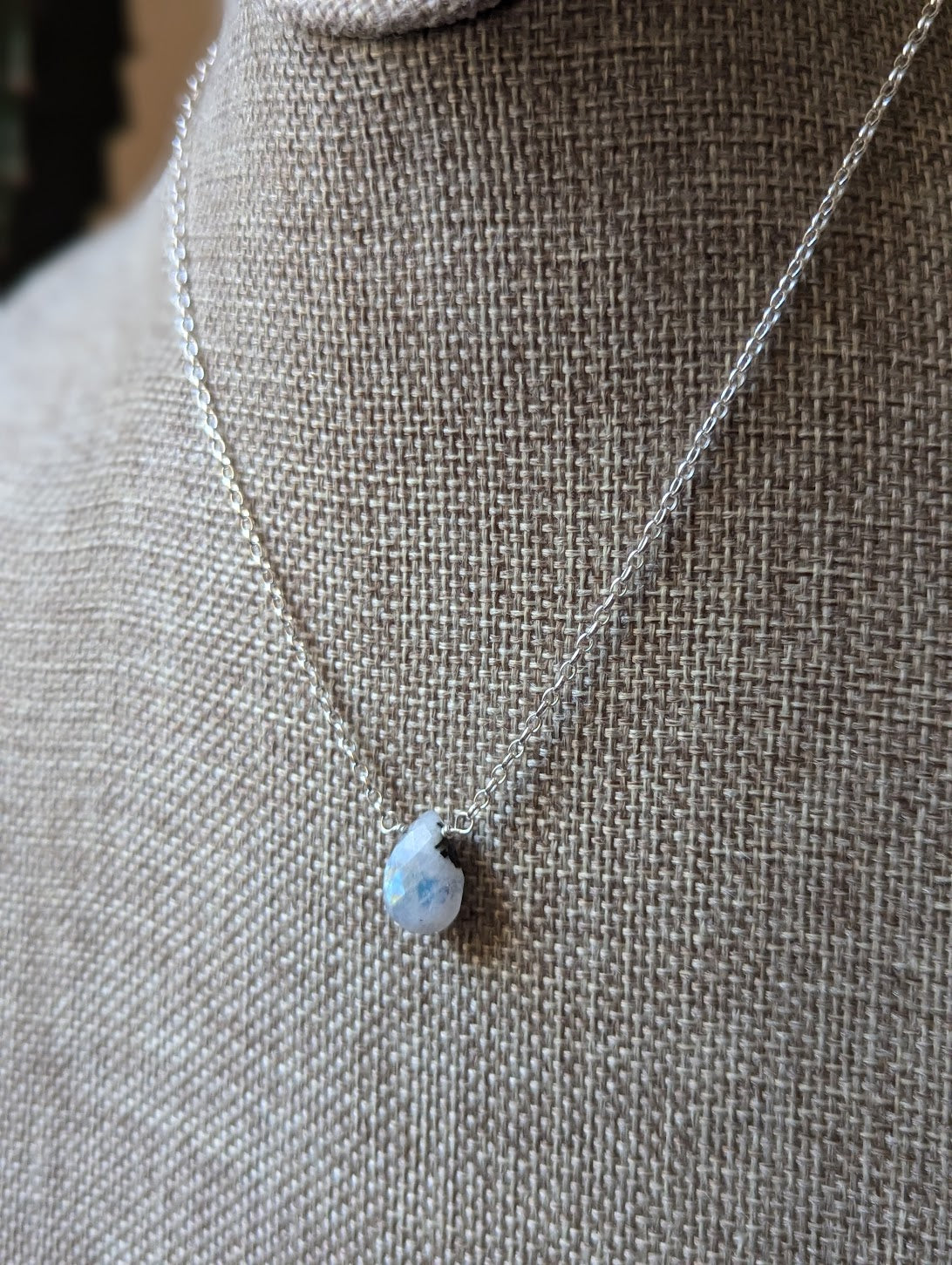 Lágrima de piedra lunar facetada en plata de ley
