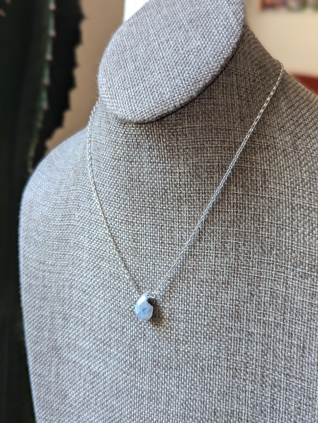 Lágrima de piedra lunar facetada en plata de ley