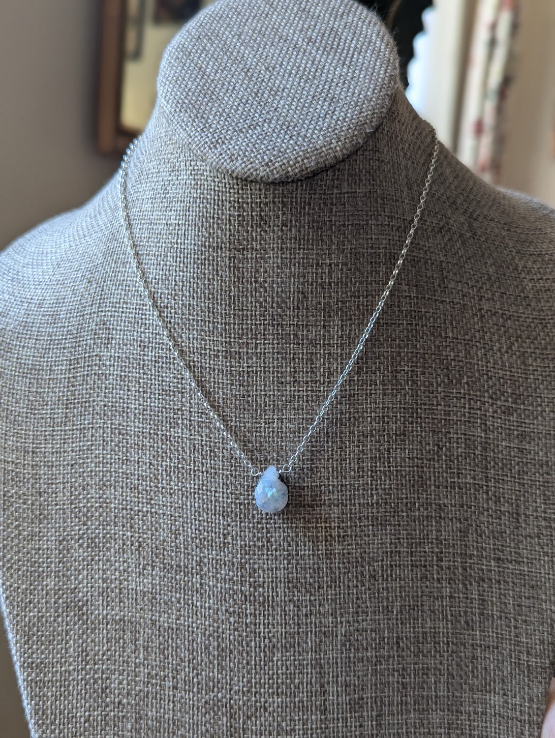 Lágrima de piedra lunar facetada en plata de ley