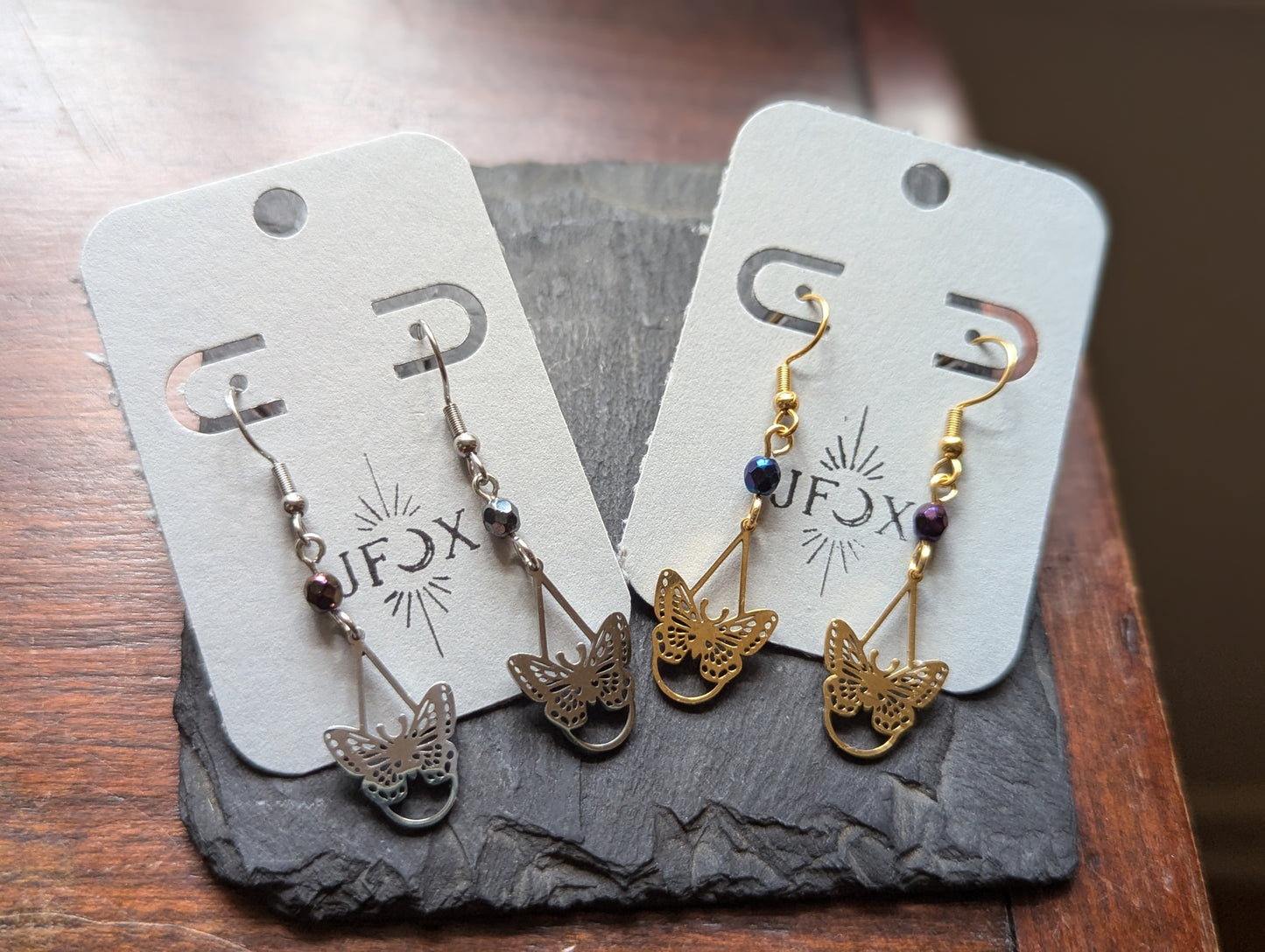 Pendientes de mariposa con forma de lágrima (disponibles en plata y oro)