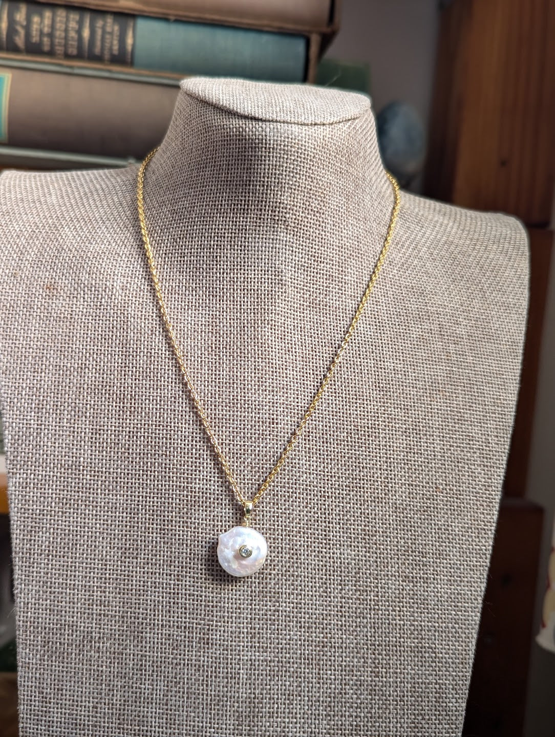 Collar de oro de 24 quilates con micropavé de circonitas cúbicas transparentes y perla de agua dulce