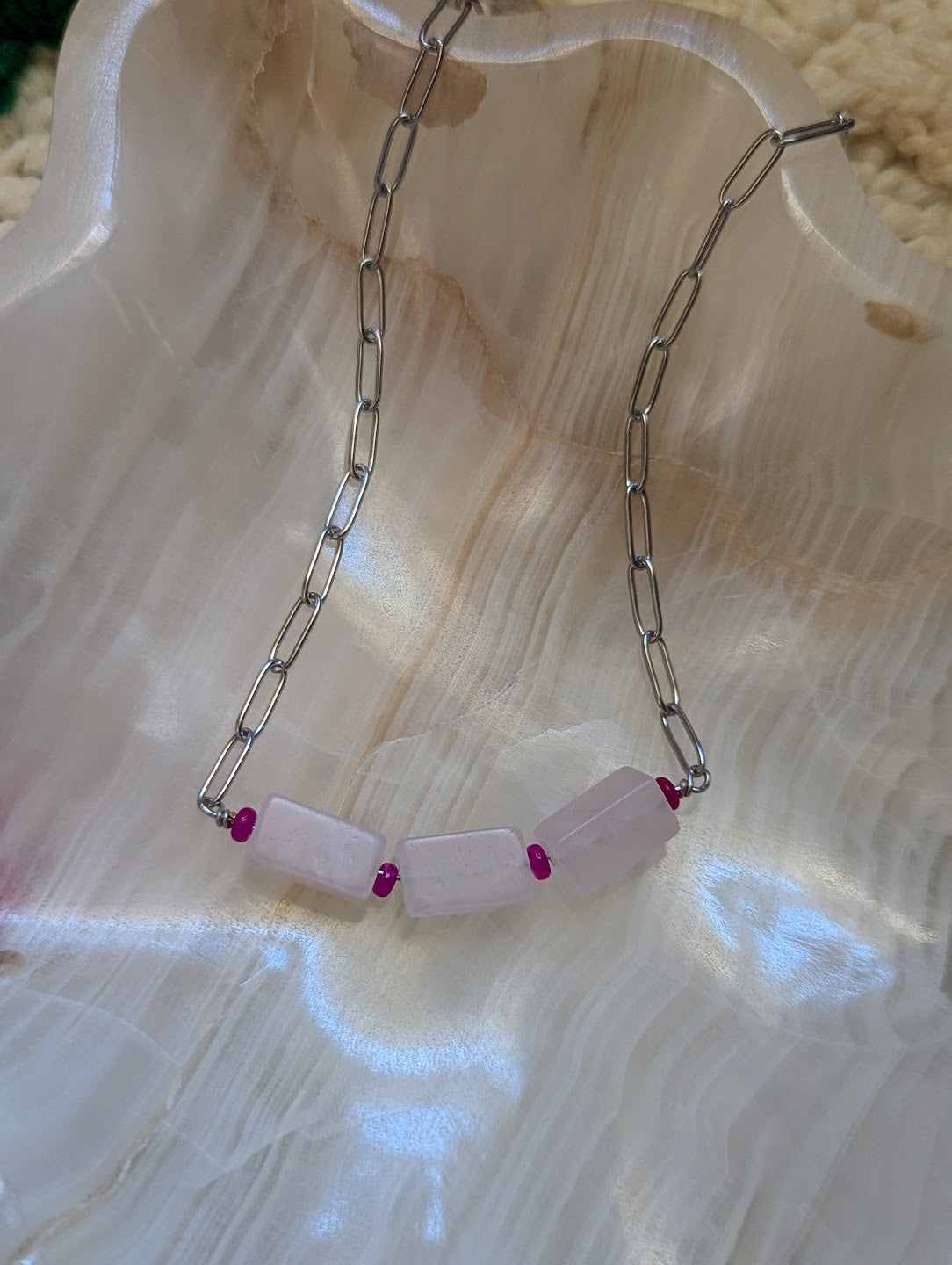 Trío de cuarzo rosa sobre clip plateado
